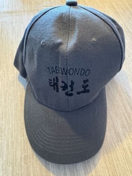 Caps med Taekwondo trykk. Mørk grå